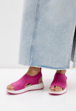 Босоножки на танкетке Caprice