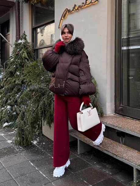 Шоколадный объемный пуховик с мехом енота