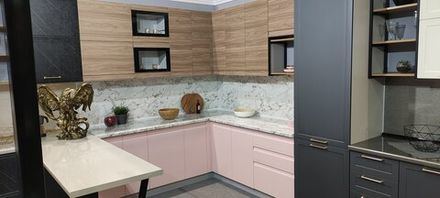 Кухонный гарнитур Скала Дуб евро / Розовый (с барной стойкой)