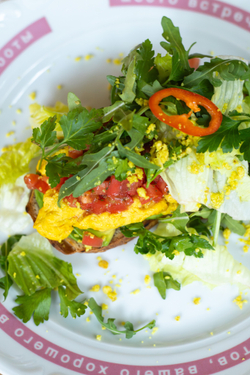 СКРЭМБЛ-ТОСТ С АВОКАДО И ТОМАТАМИ new