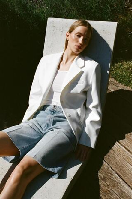 ZARA ПРИТАЛЕННЫЙ БЛЕЙЗЕР, БЕЛЫЙ