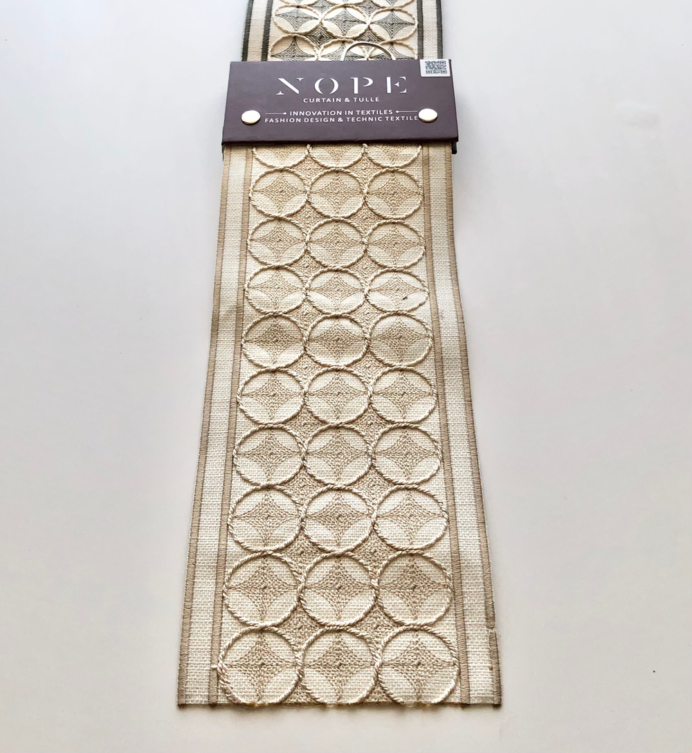 Римская штора Aisa арт. Lux blackout col. 21 с декоративным бордюром Nope Pampas-005 и карнизом