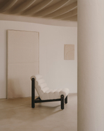 Magira Кресло из белой ткани букле и массива дуба с темной отделкой