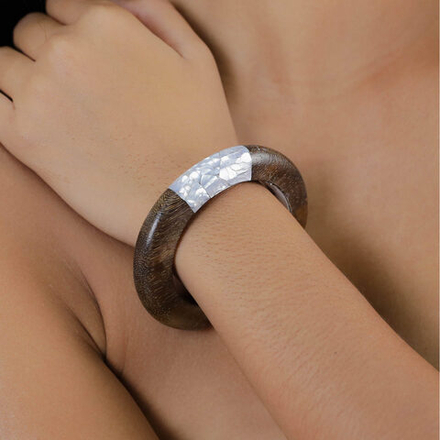 Браслет Nature Bijoux, Okawa, кафф из дерева роблес с перламутром, NB26.1-13-44481 (коричневый)