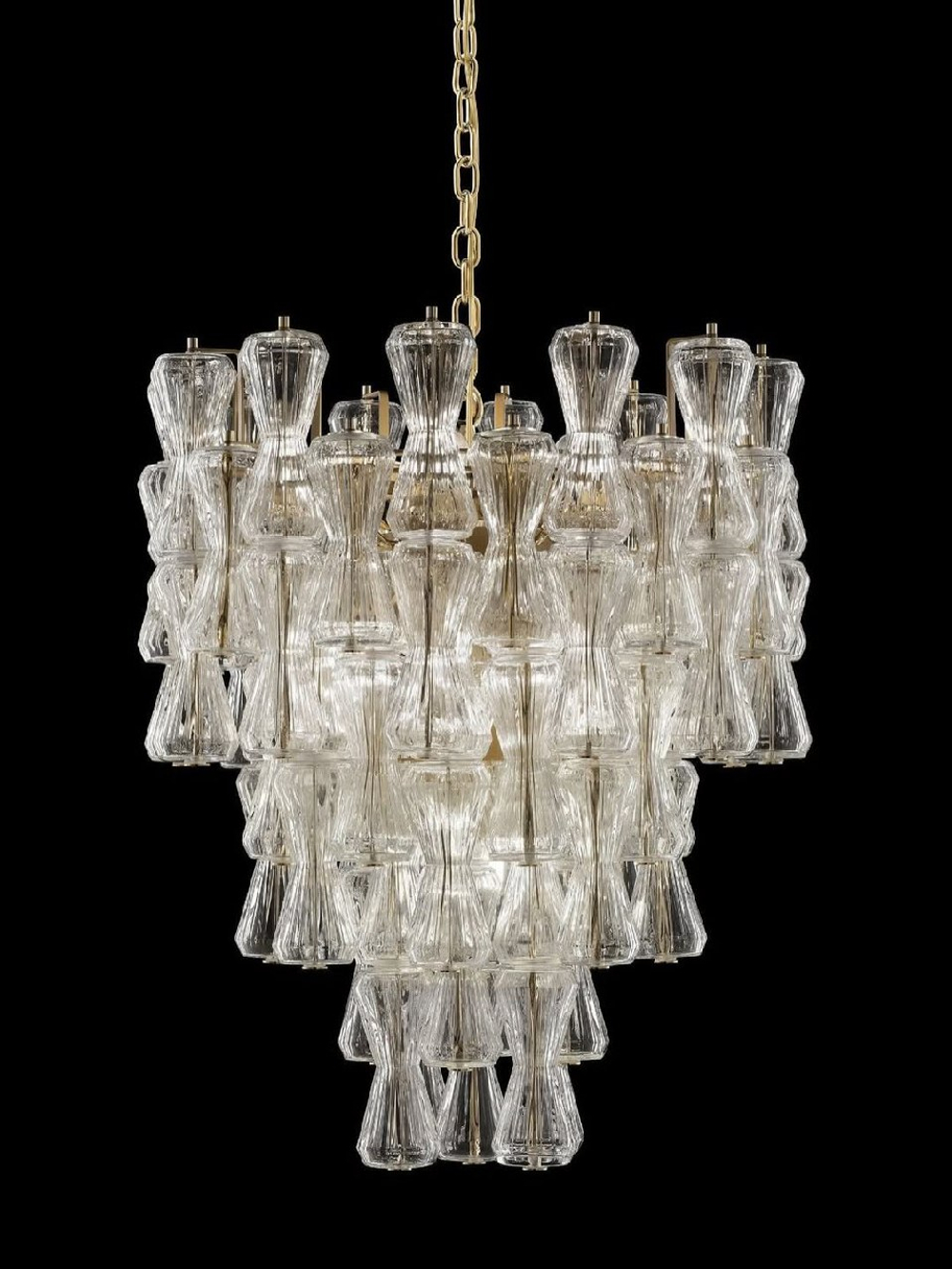 Дизайнерская люстра из стекла — изящная форма и мягкое рассеянное освещение.