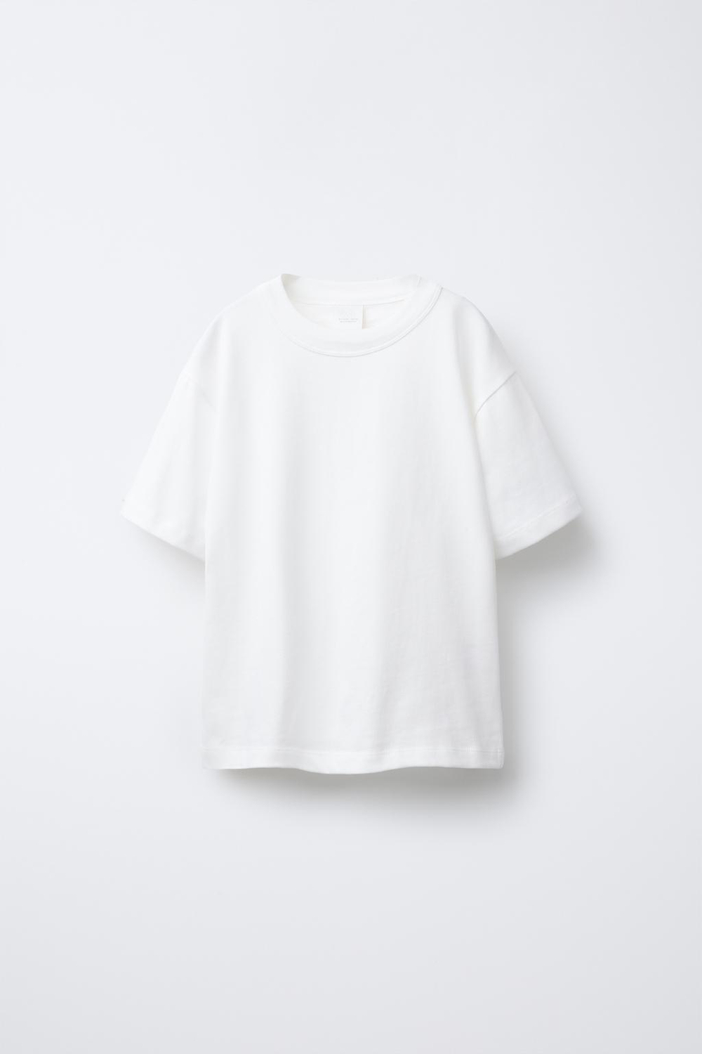 ZARA ОДНОТОННАЯ ФУТБОЛКА С НАШИВКОЙ, БЕЛЫЙ