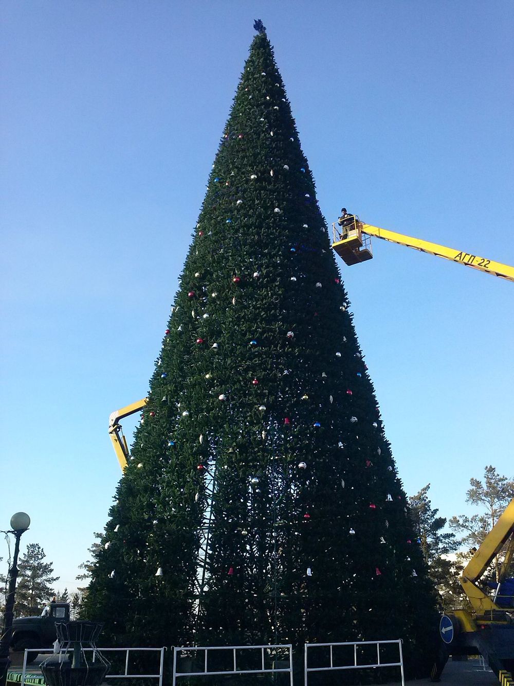 Монтаж большой Уличной ёлки
