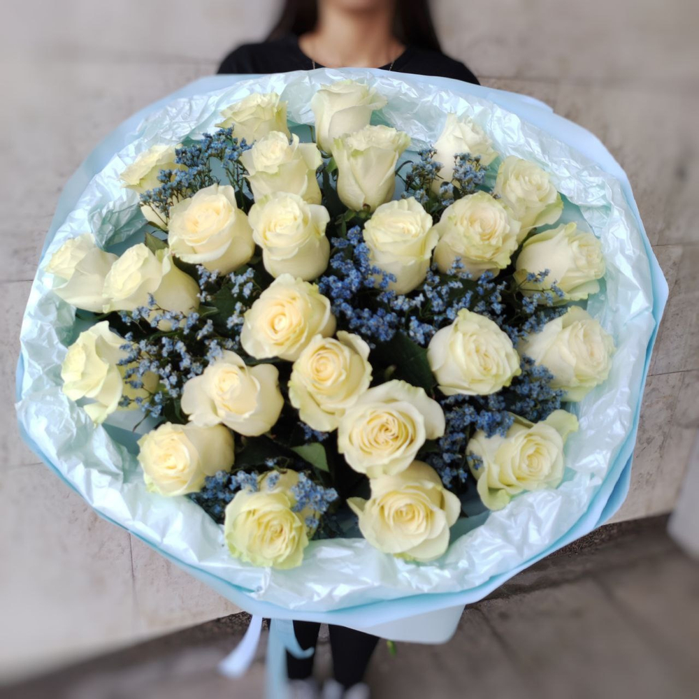 Букет из 25 белых роз сорта "Мондиаль" с голубым лимониумом (Эквадор 60 см)