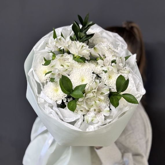 Букет из альстромерий, рускуса и хризантем