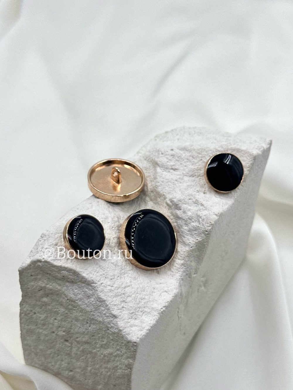 Пуговицы золотистые плоские с черной эмалью скидка