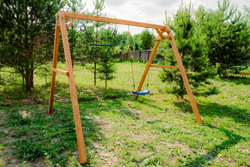 Деревянные качели с трапецией