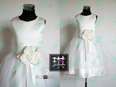 Платье детское с пышной юбкой и декором бусинами и объемными цветами