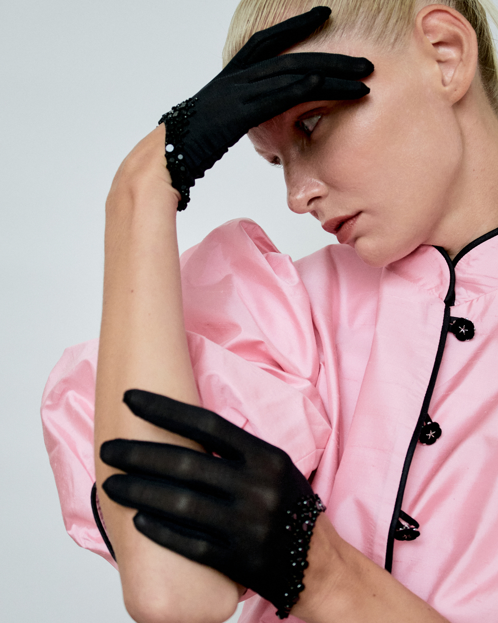 Перчатки короткие с вырезом и декором в виде россыпи в тон