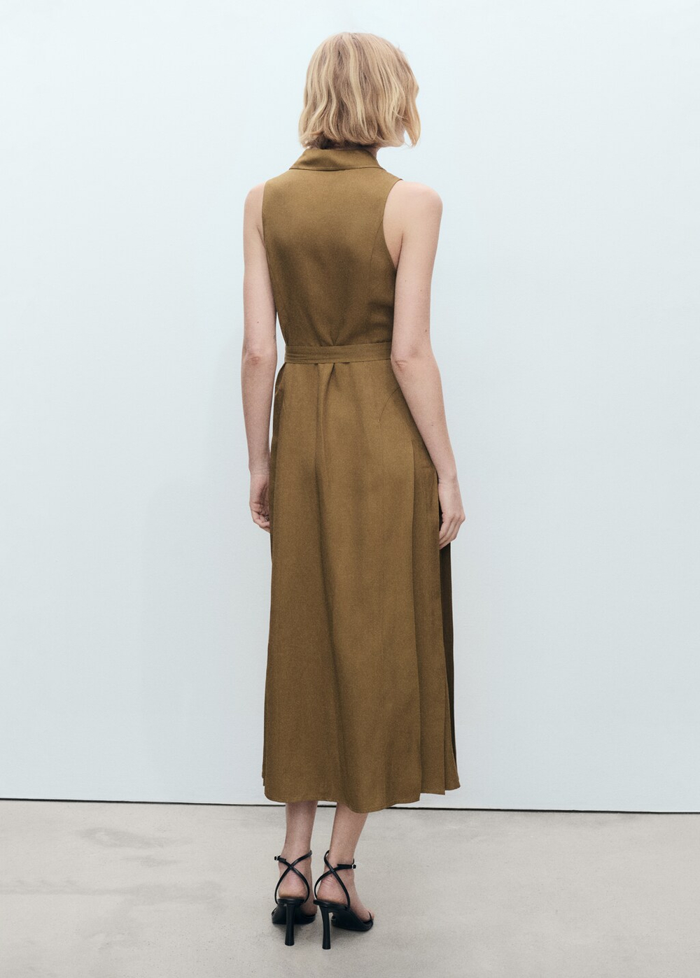 Льняное платье-рубашка с поясом