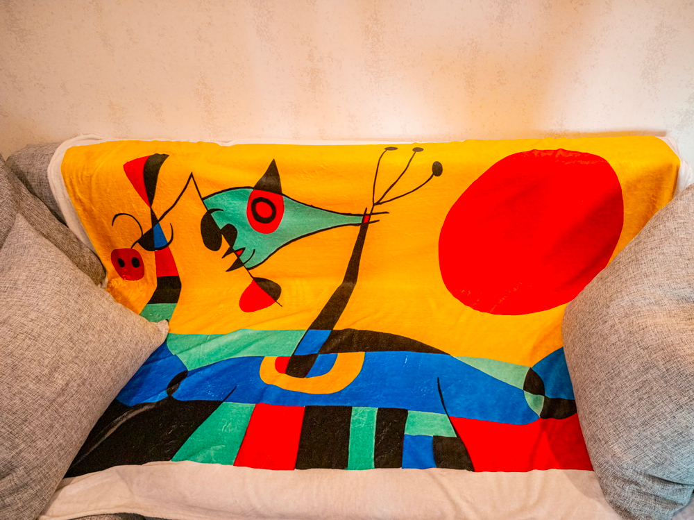 Плед "Миро", по мотивам литографии, созданной на камне каталонским художником сюрреалистом Жоаном Миро