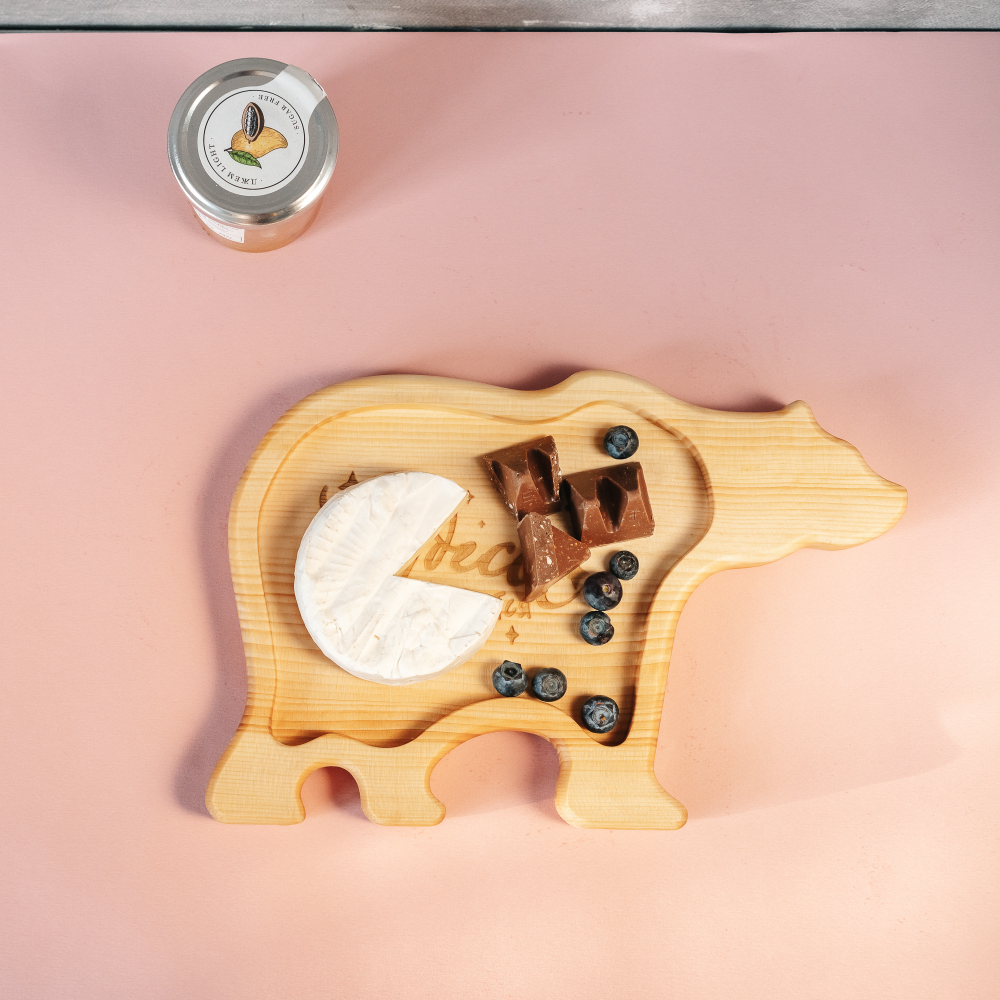 Деревянная менажница "Медведь" из кедра для подачи блюд и закусок с гравировкой "Чудеса случаются"