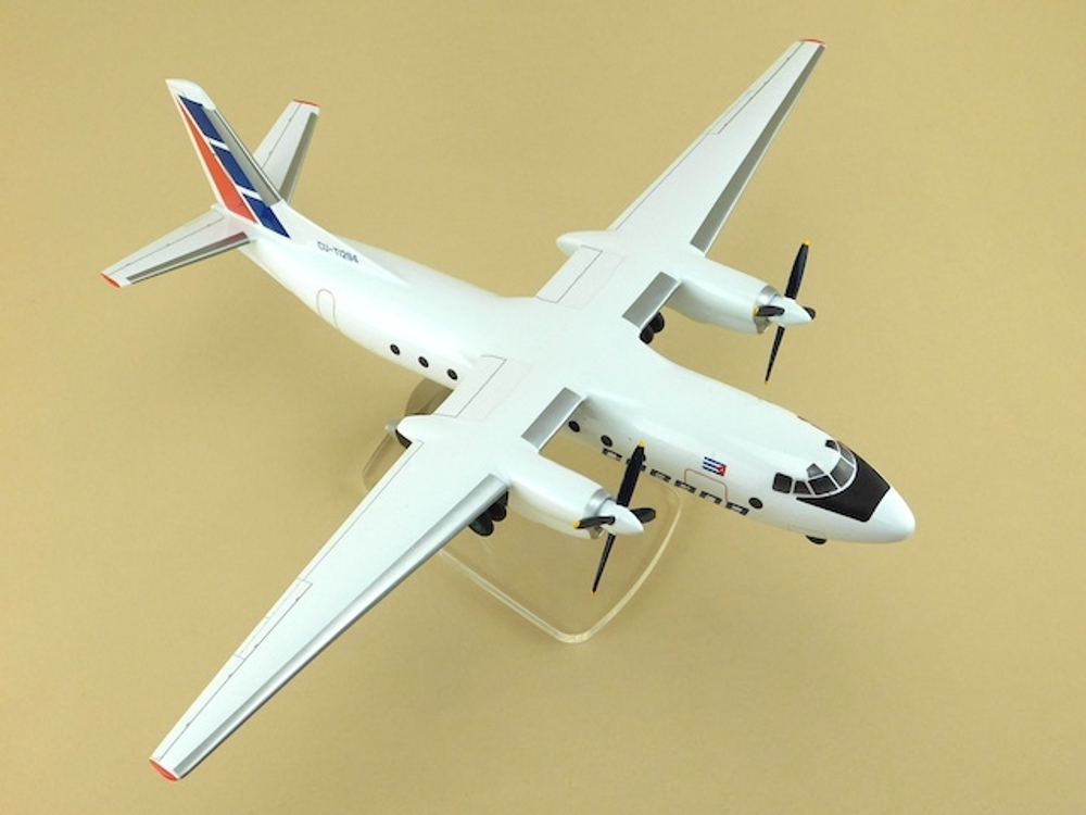 Модель самолета Ан-24 (М1:72, CUBANA) с шасси