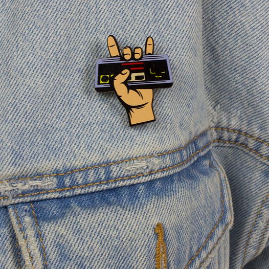 Деревянный значок. Геймбой