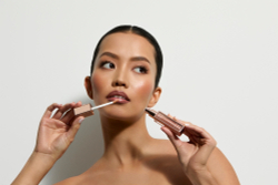 SOSU Cosmetics Shimmer Lip Glaze - Увлажняющий блеск для губ с мерцающими частицами, 6 ml