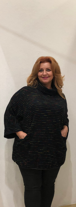 Креативный черный джемпер с кармашками и хомутом