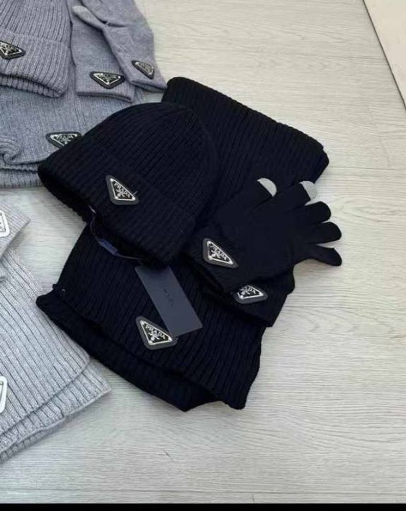 Комплект шапка, шарф, перчатки Prada