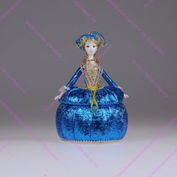Кукла-шкатулка с ложементом Барышня в парчовом платье