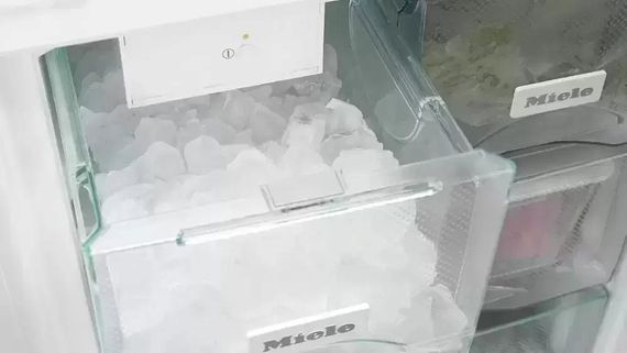 Встраиваемый холодильник Miele KFN37692iDE с витрины новый