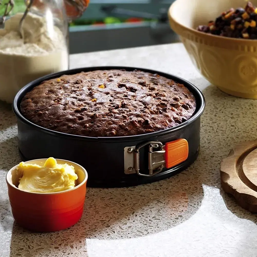 Le Creuset Форма для торта диаметром 24 см с антипригарным покрытием.