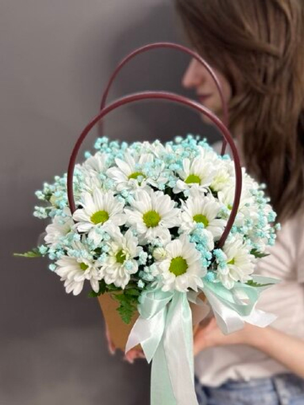 Сумочка с хризантемами сорта "KENNEDY WHITE" и гипсофилой "TIFFANY"