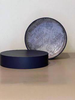 Короткая круглая коробка 18 см.  Цвет: темно синий . Розница 300 рублей .