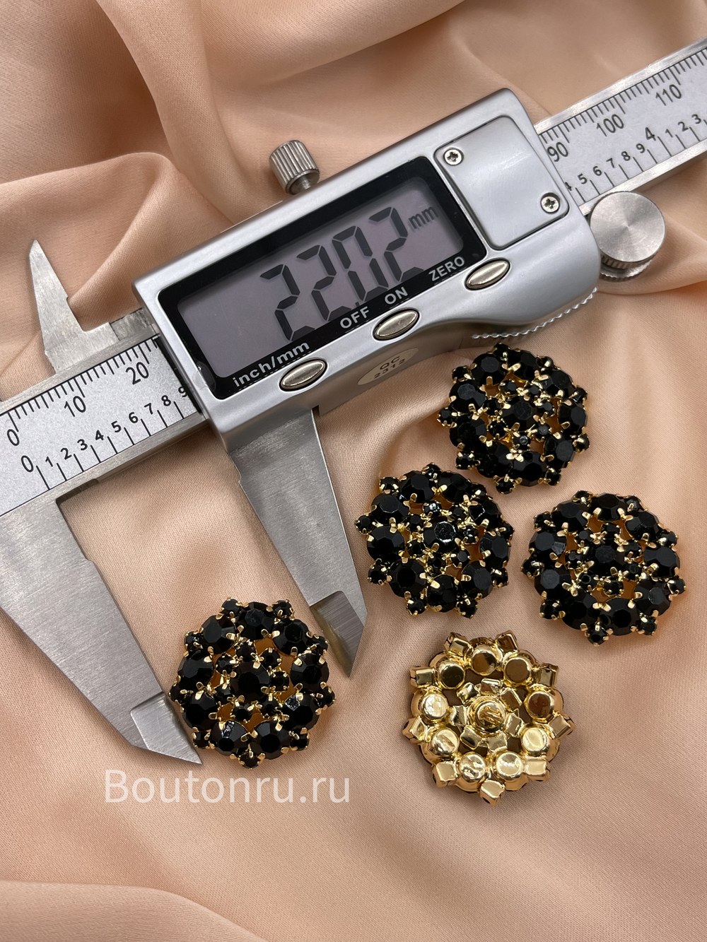 Пуговицы Стразы1 22 мм черные в золоте