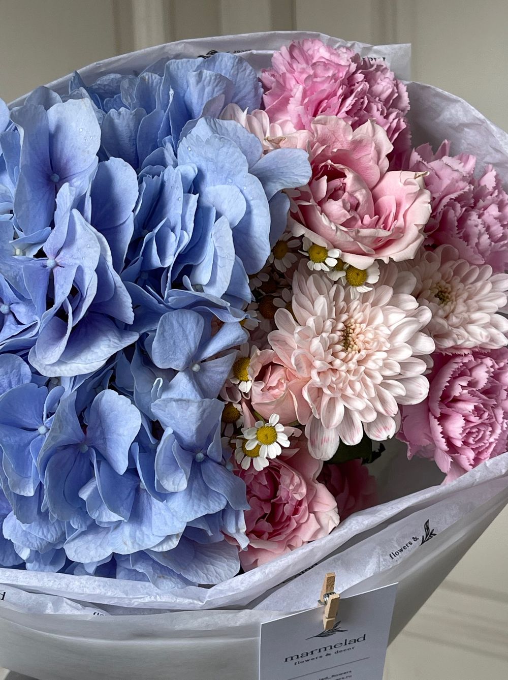 Букет с гортензией, ромашкой и кустовой пионовидной розой