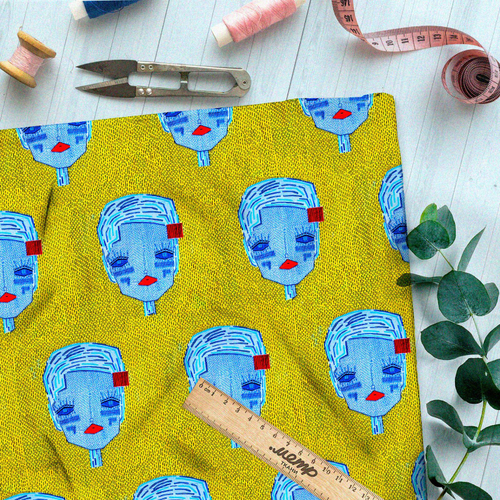 Ткань штапель синие кукольные головы на жёлтом фоне
