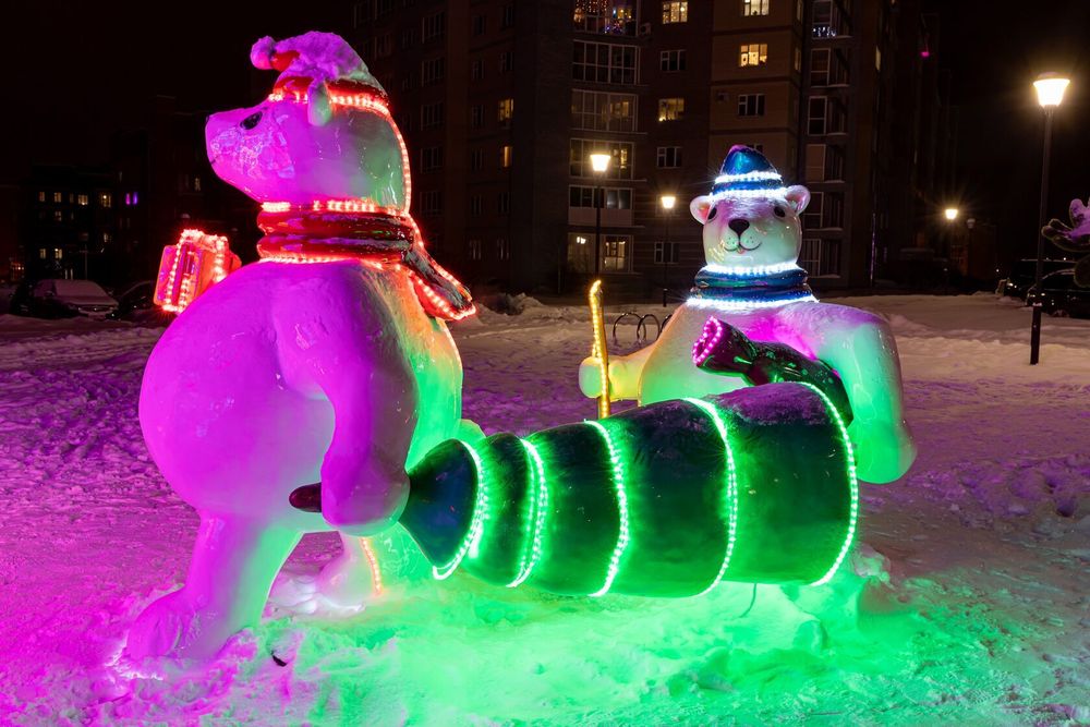 уличные фигуры с подсветкой "Медведи несут елку"