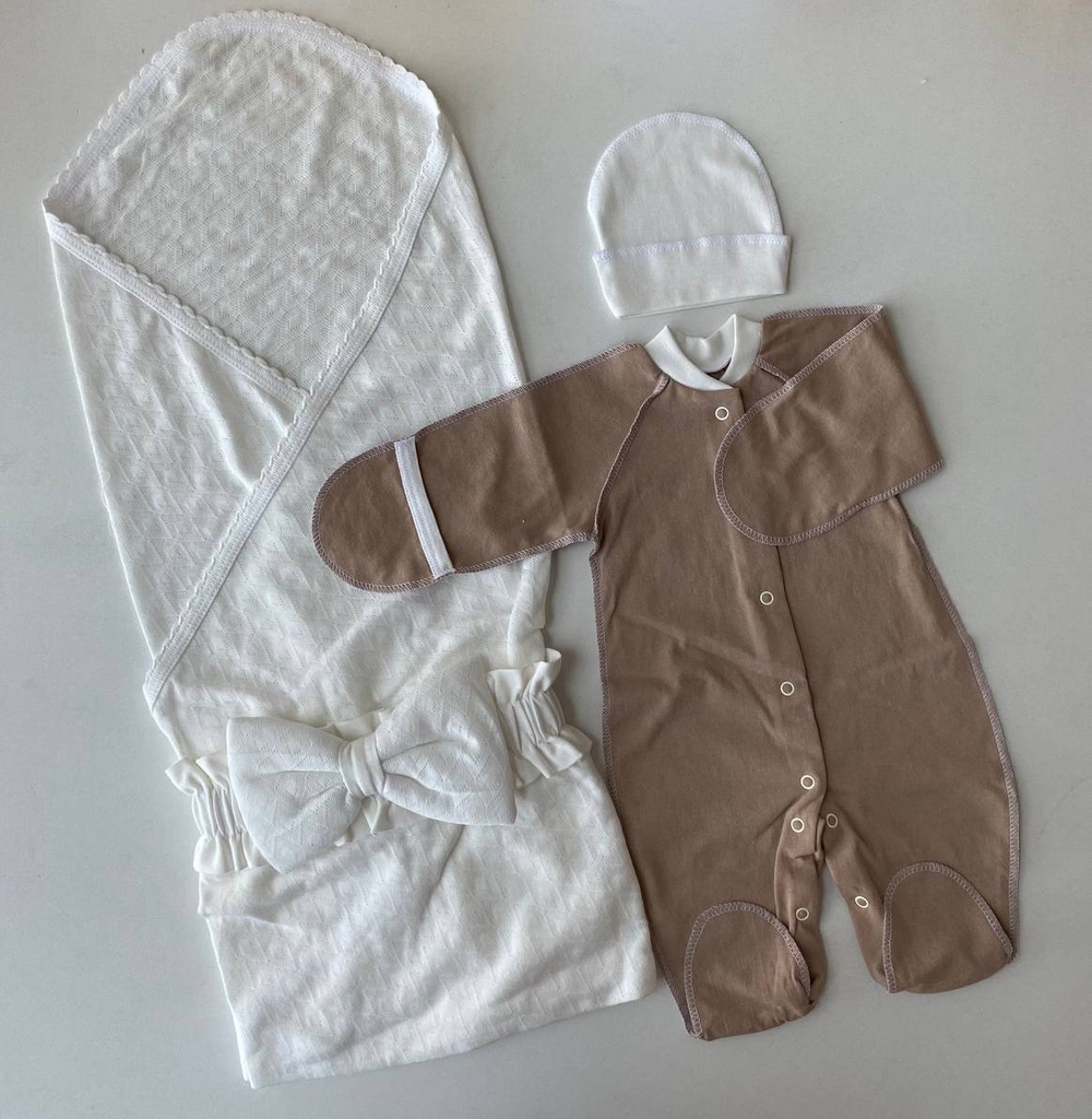 Комплект на выписку "Перышко" 4-пр (плед, комбинезон-кнопка,шапочка, пояс-бант) (Цвет: Бело-розовый)