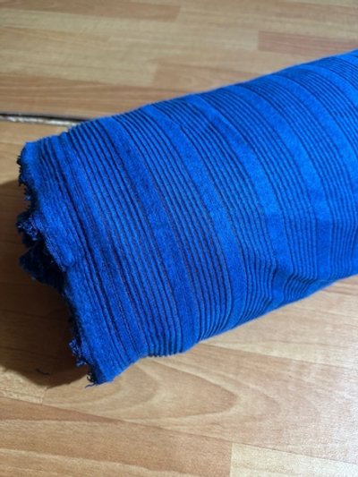 СИНИЙ - Мягкий трикотаж-лапша с пушком (местами (очень редко) имеются мелкие вшитые ниточки светлого цвета, подцепляются и убираются иголкой)