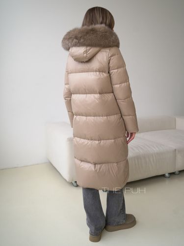 Бежевый длинный пуховик с декоративной молнией и меховой отделкой