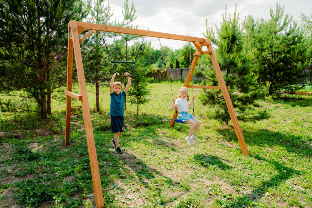 Деревянные качели с трапецией