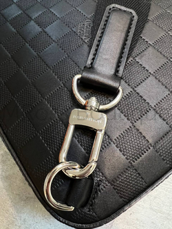 Кожаная черная сумка Avenue Sling NM Louis Vuitton
