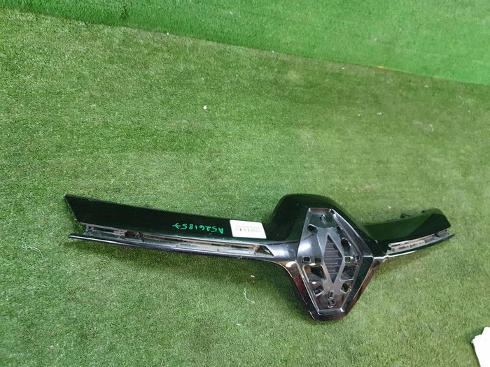 Накладка решетки радиатора Renault Arkana (2019-н.в.)