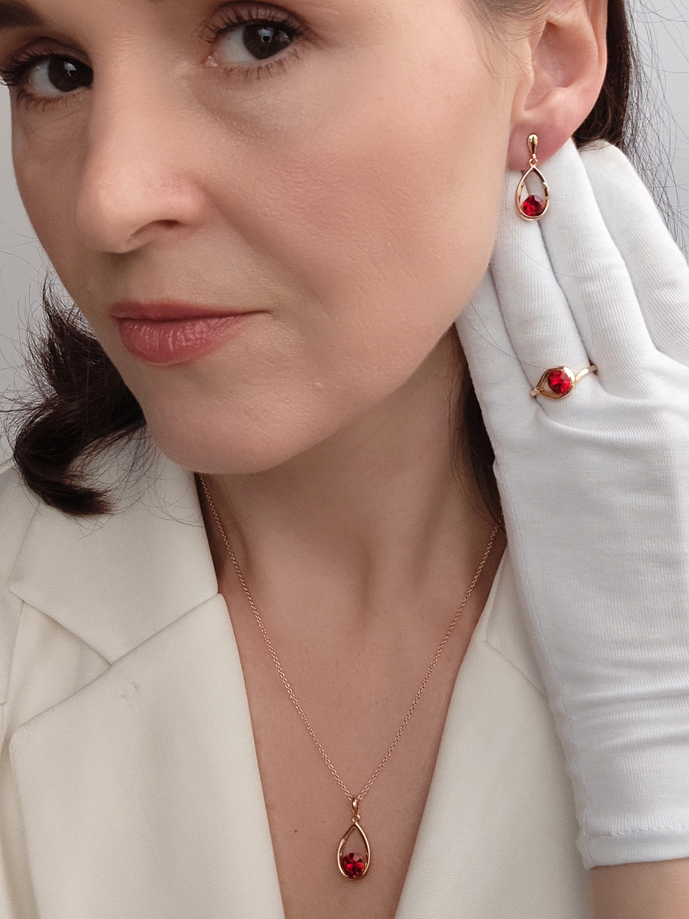 Клипсы-капли Белла с красными кристаллами Swarovski