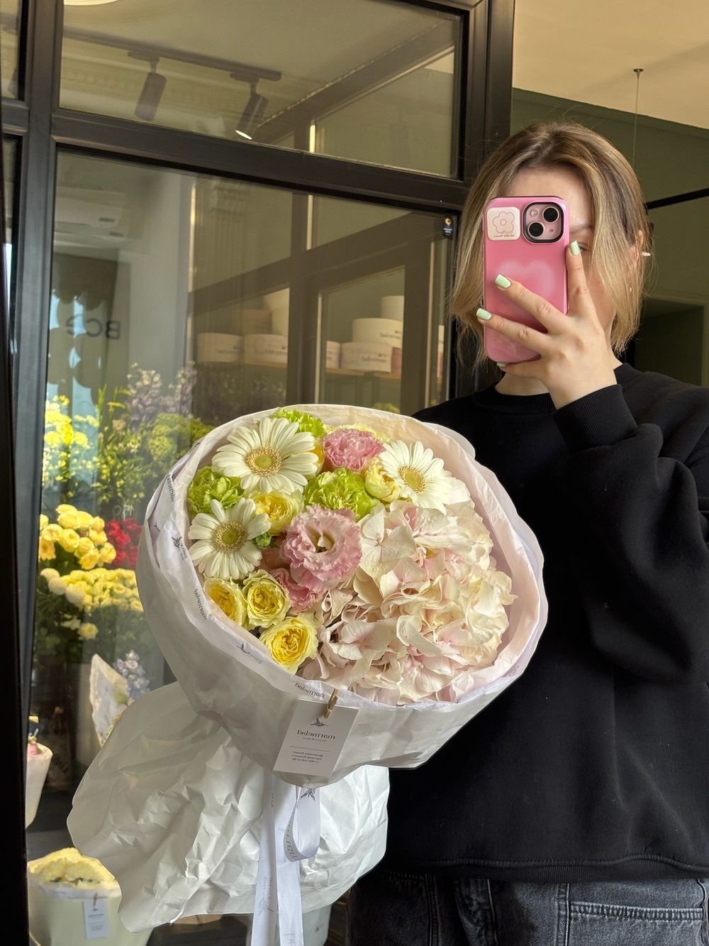 Букет из гортензии, кустовых роз, минигерберы и лизиантуса