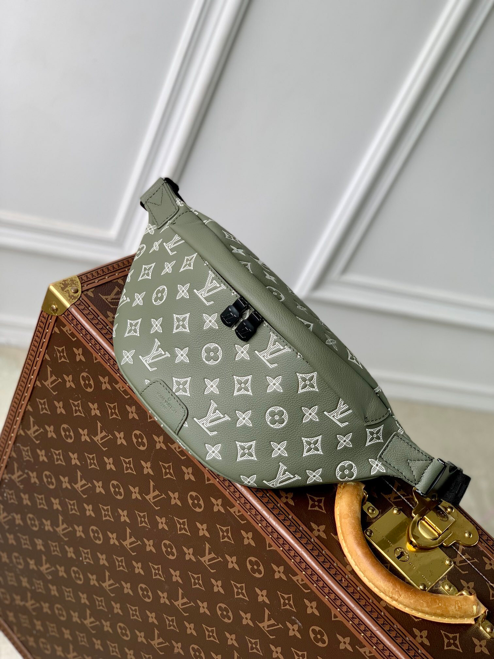 Louis Vuitton Discovery Bumbag