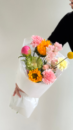 Летний дофаминовый букет с подсолнухами, пионом Корал Щарм, розой Вегги и лизиантусом