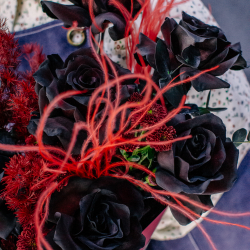 87. Стильный темный букет с черными французскими розами