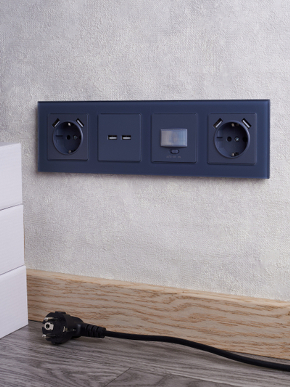 BRITE Розетка 1-местная с заземлением с защитными шторками 16А с USB A+A 5В 2,1А РЮш10-1-БрМ маренго IEK