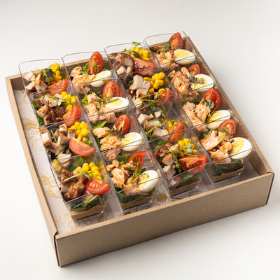 Бокс салатов с цыпленком и салатов с семгой горячего копчения