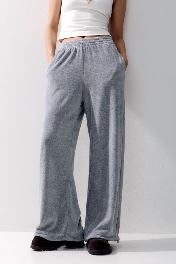 Широкие брюки на резинке из велюровой ткани цвета серый меланж
