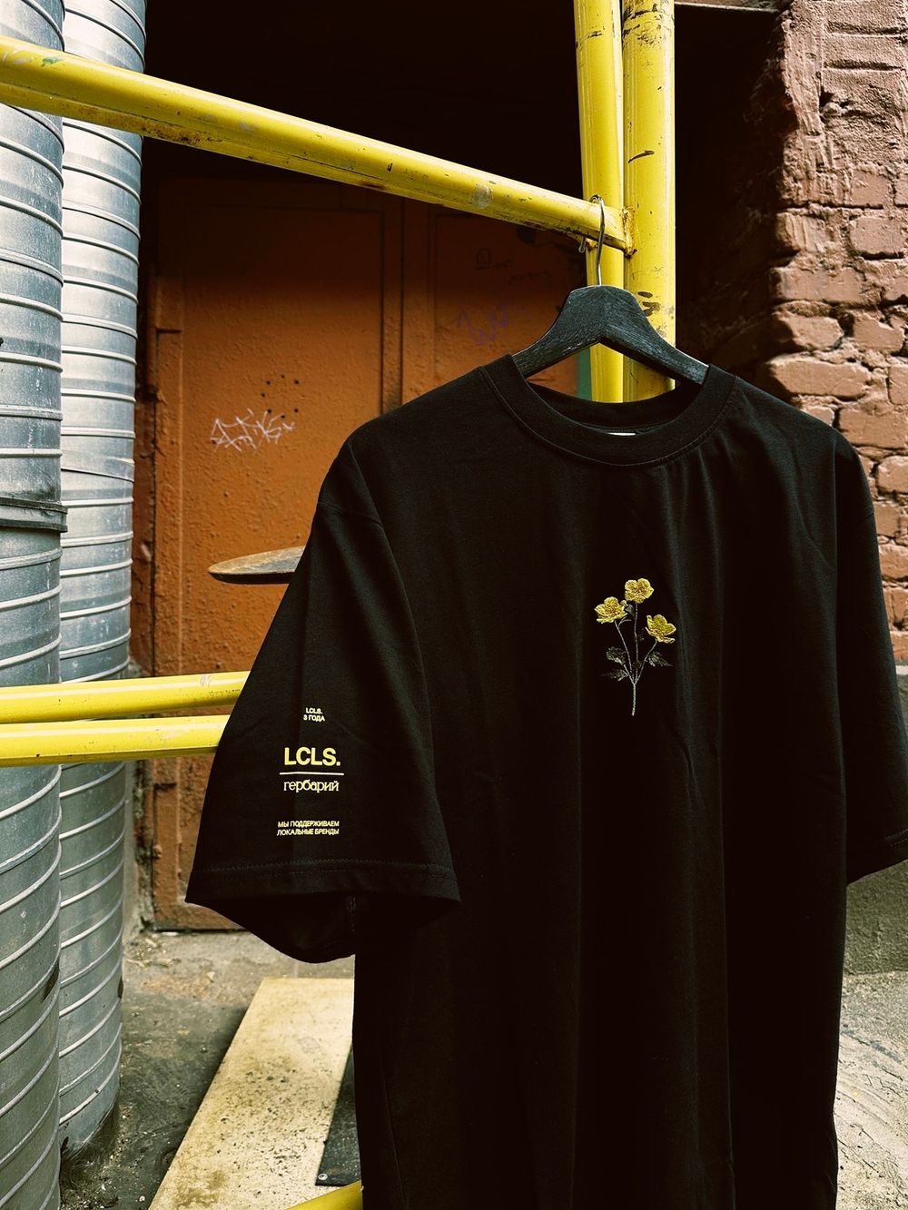 Футболка LCLS. x Гербарий Лютик черная