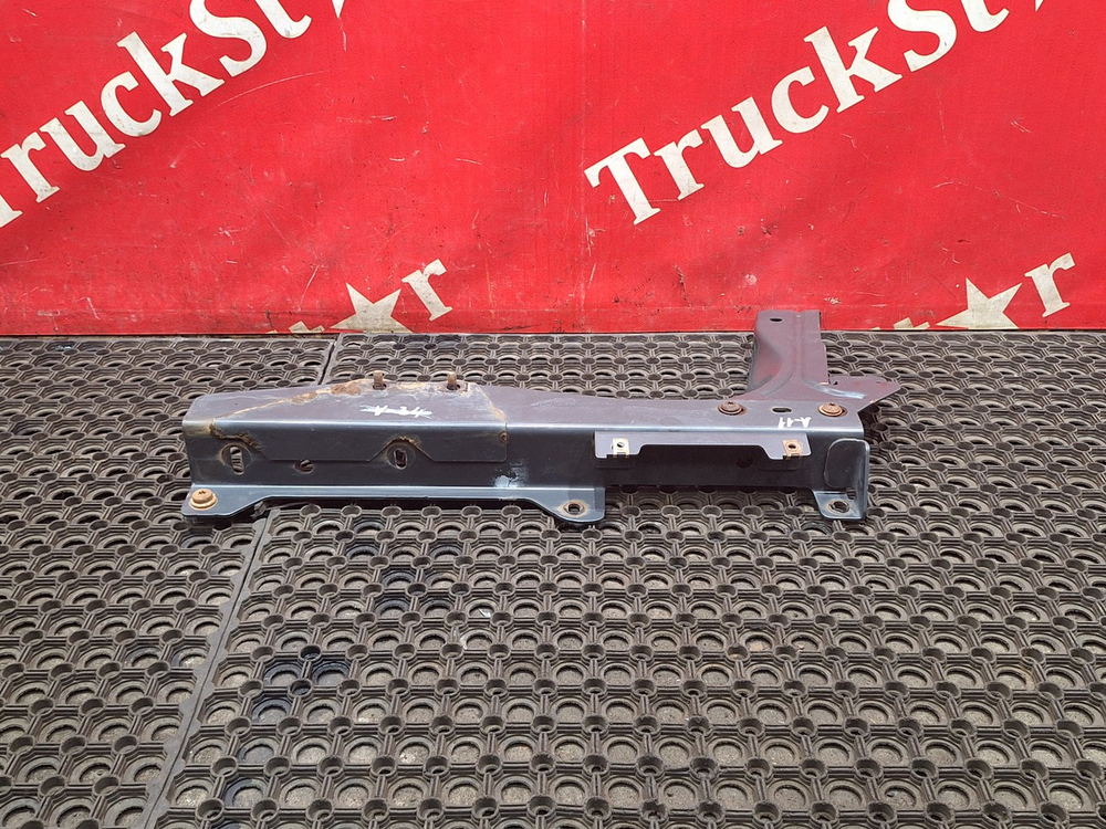 Кронштейн бампера правый